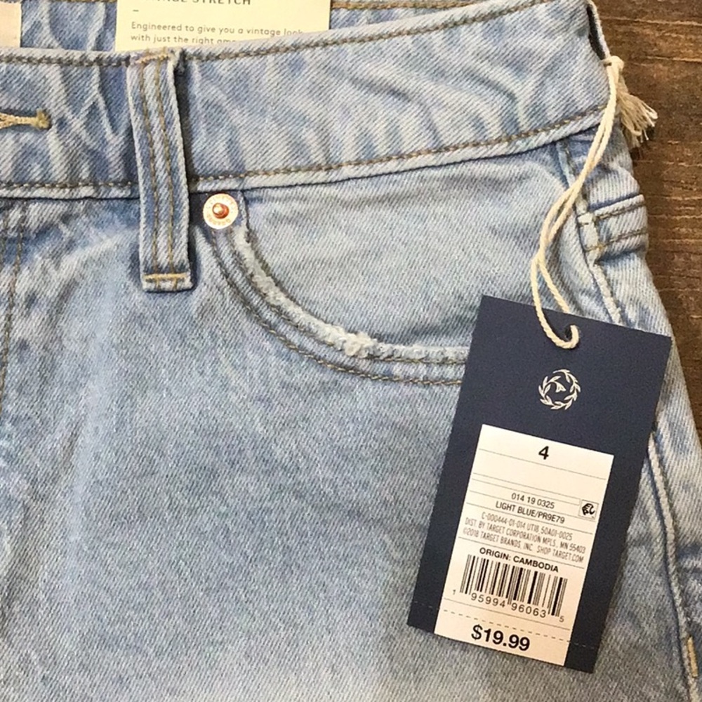 NWT Universal Thread Vintage Midi Shorts Stretch Size 4 Light Blue Denim Raw Hem - Picture 2 of 6